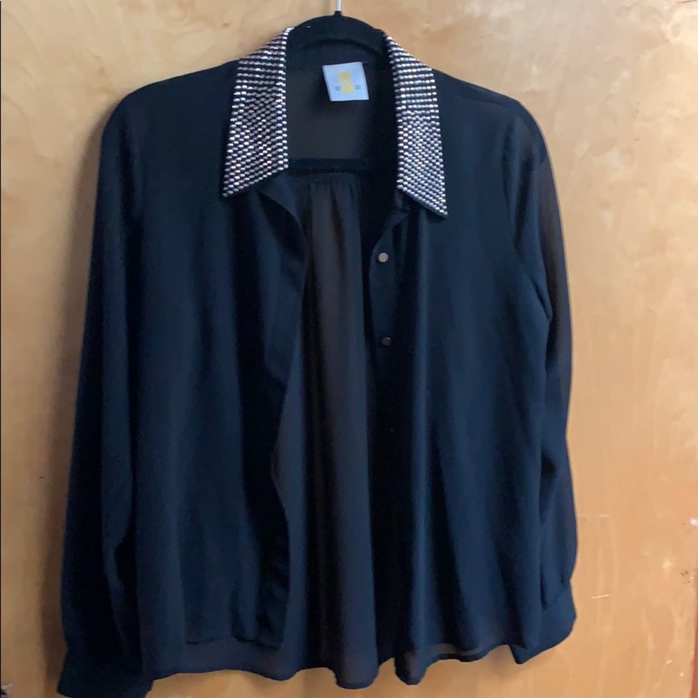 Black top with gold‎ collar